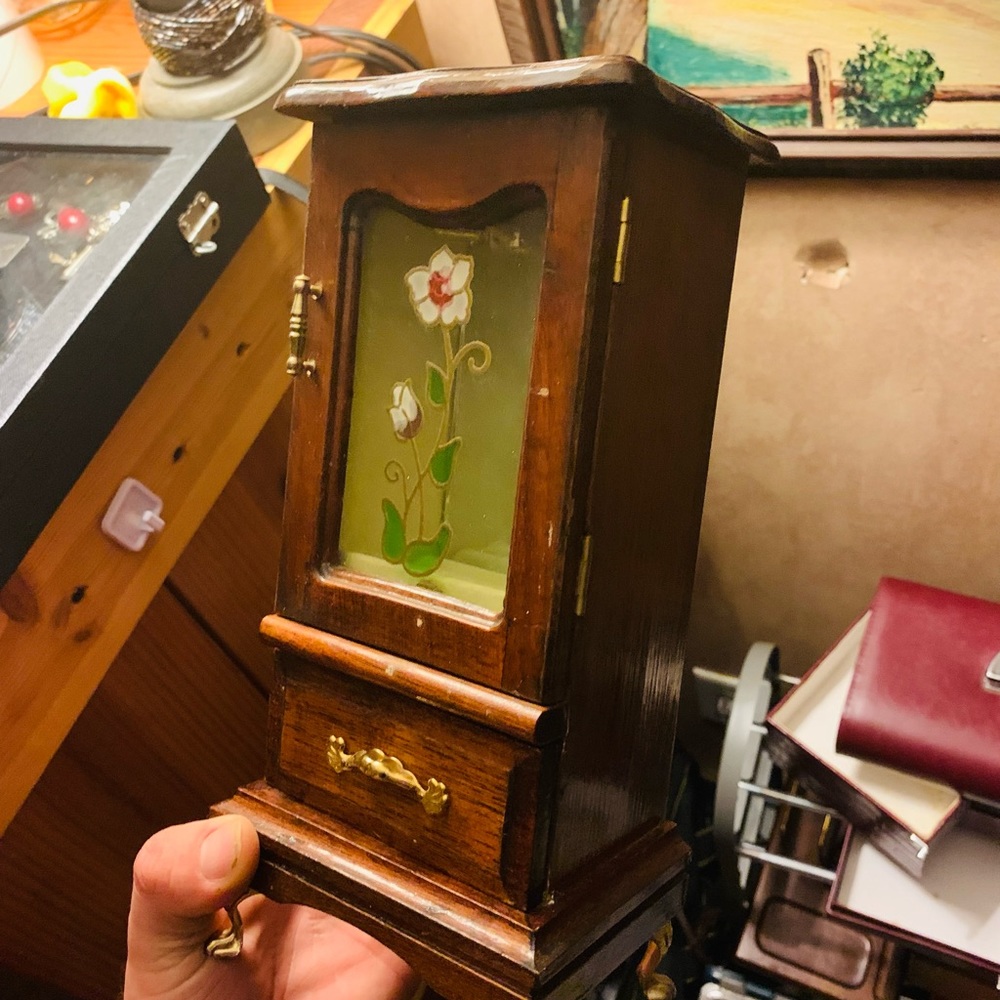 Single door single drawer jewelry box on staying legs